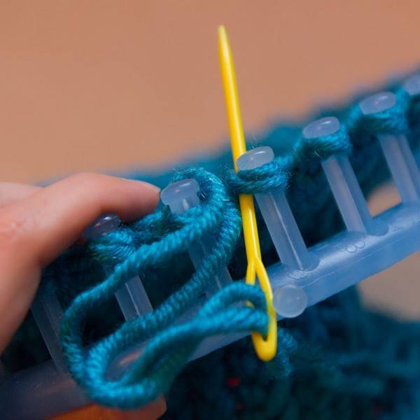 Техники : на луме - учимся вязать на луме (loom knitting). урок первый: лицевые петли. обсуждение на liveinternet