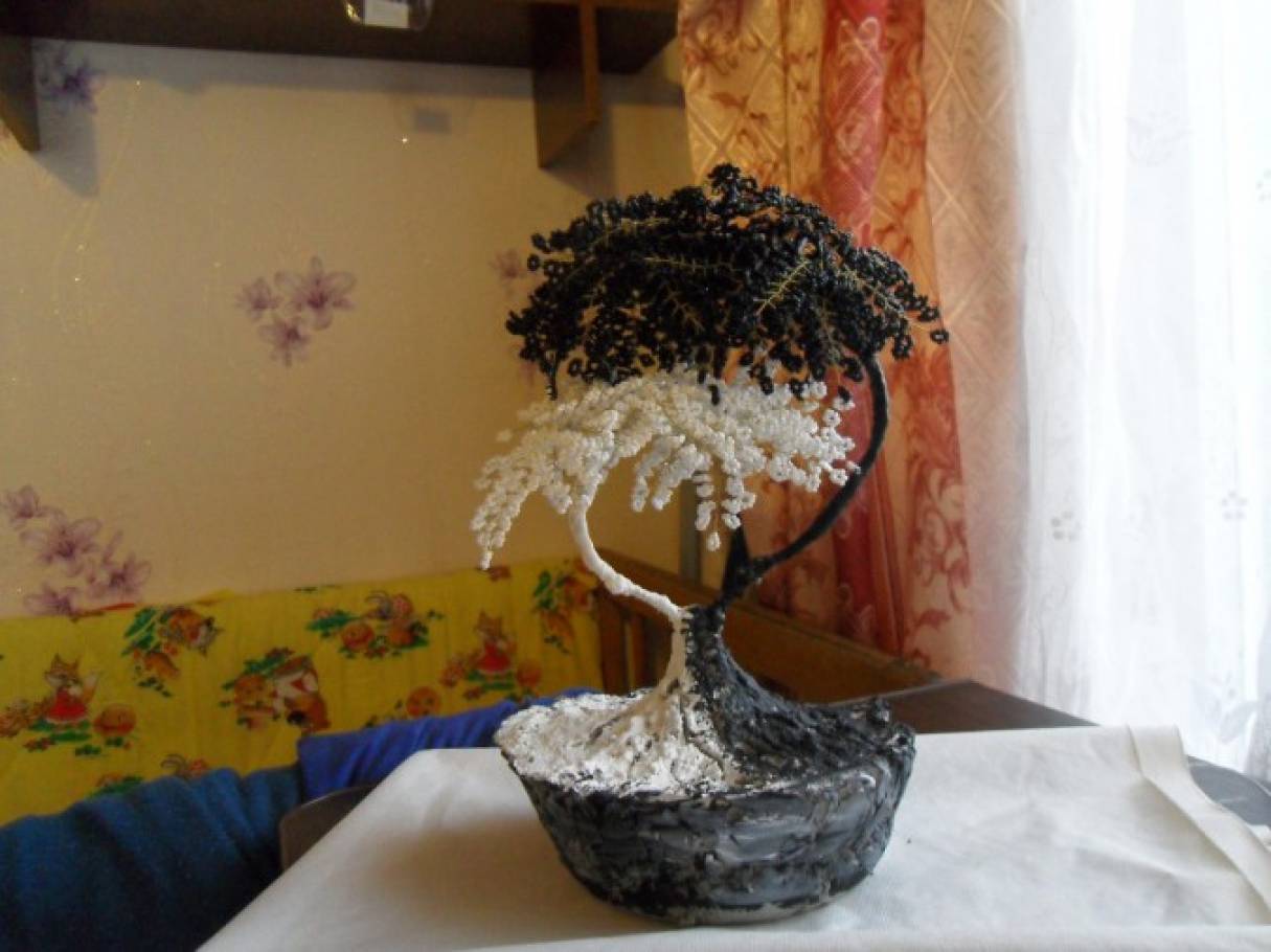 Дерево из бисера инь-янь в пошаговом мастер классе плетения