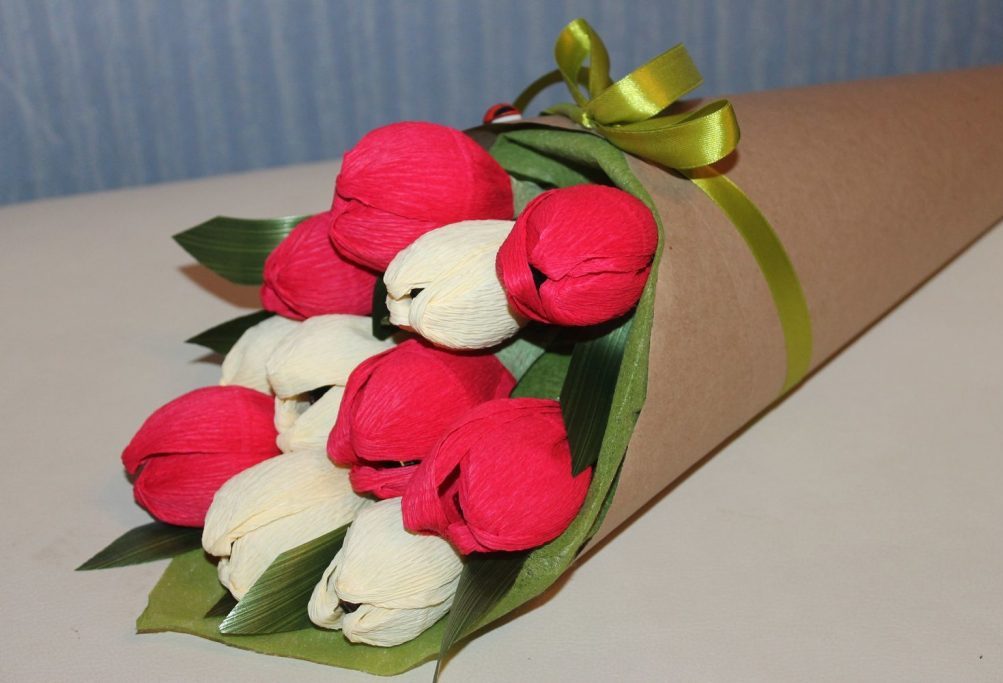 Как сделать тюльпаны из гофрированной бумаги с конфетами своими руками ????