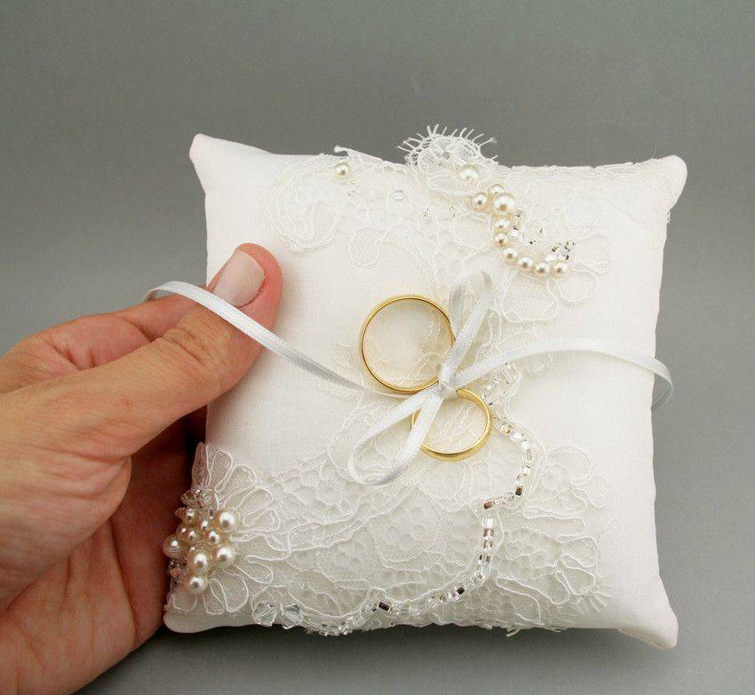 Подушка для колец на свадьбу: подборка необычных методик изготовления