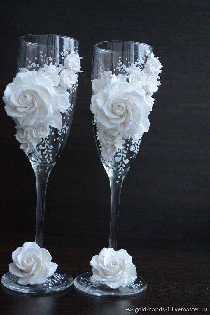 Украшения свадебных бокалов розами из пластики