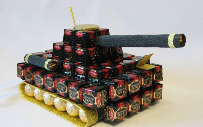 Суровый танк из конфет - подарок для мужского праздника