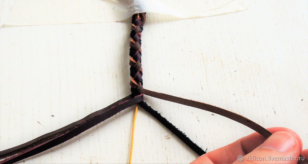 Плетеный браслет из шнура