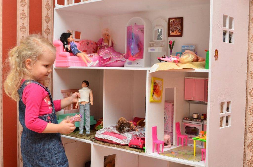 Интересная работа для всей семьи — кукольный домик своими руками
