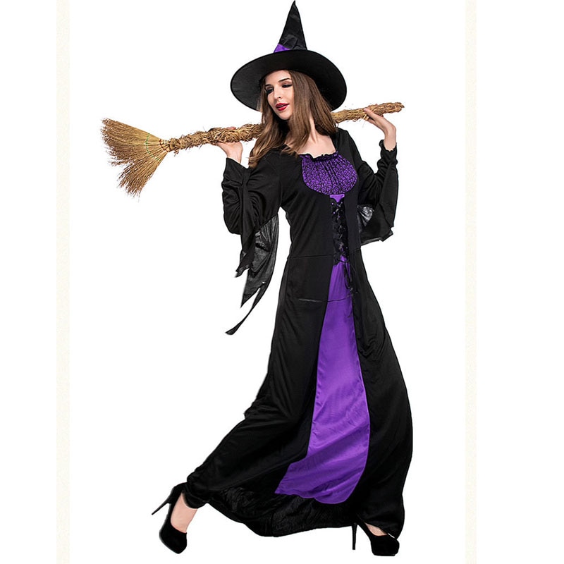 Девушка в костюме ведьмы