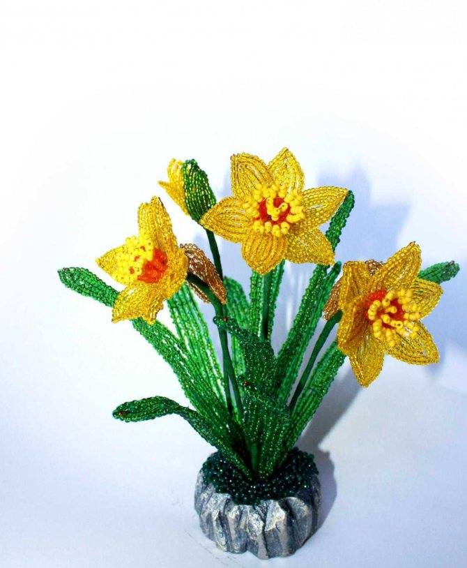 Нарцисс из бисера: делаем красивые цветы своими руками
