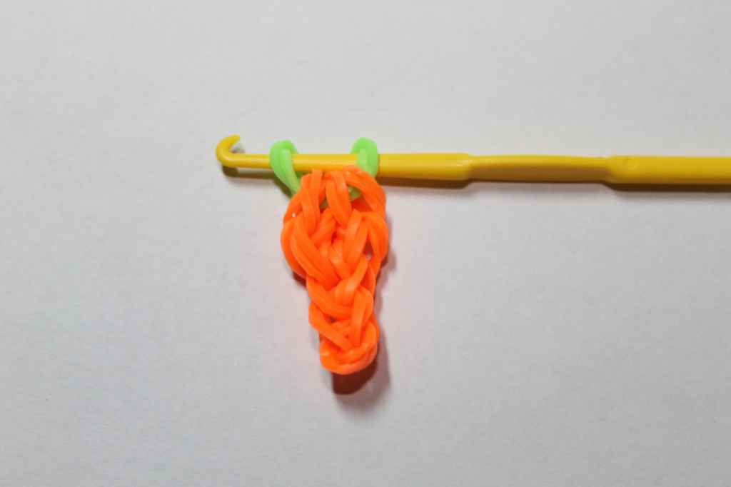 Фигурки для плетения из резинок на рогатке: игрушки банан, сердечко и звезда, мастер-класс для начинающих