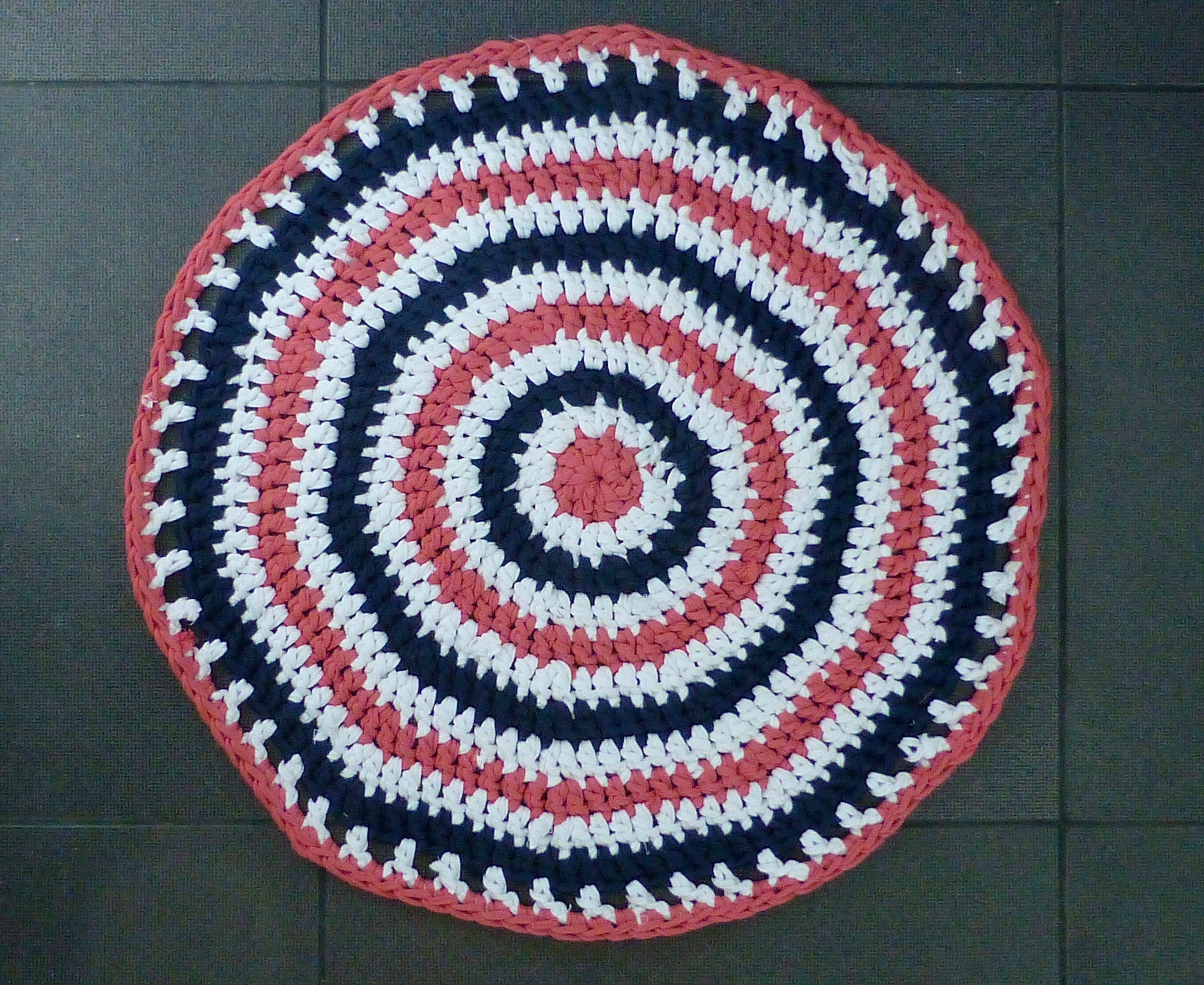 Сделать коврик из старых вещей — легко!