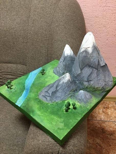 Вулкан из соленого теста. макет вулкана