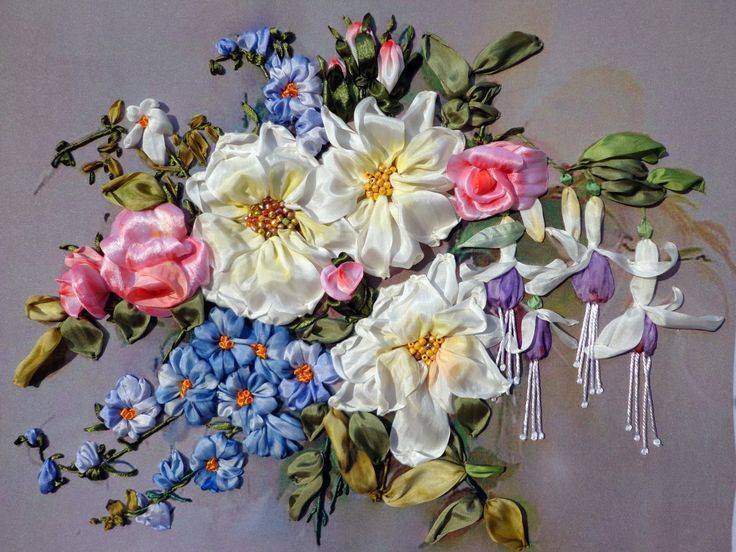 Клематис, роза, ромашка, фиалка и фуксия: мастер-класс по их вышивке лентами