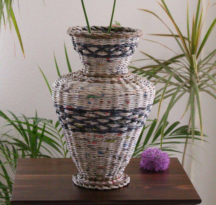 Плетение вазы из бумаги. как сделать красивую напольную вазу из газетных трубочек