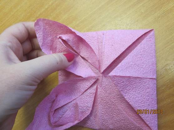 Изготовление лилии из бумажных салфеток своими руками