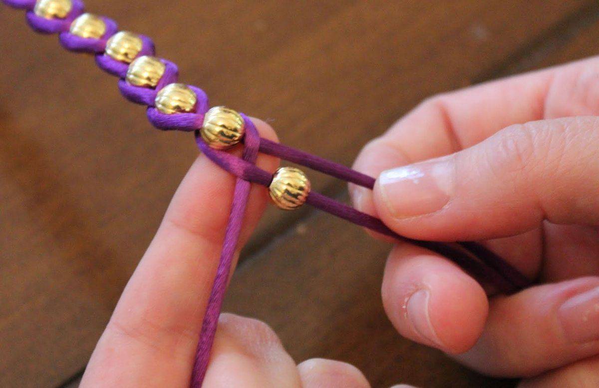 Как сделать браслет из бусин своими руками для начинающих