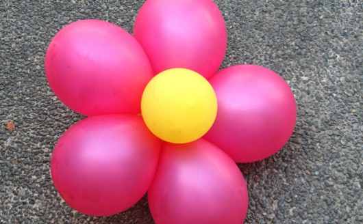 Как сделать декоративные цветы из надувных шариков