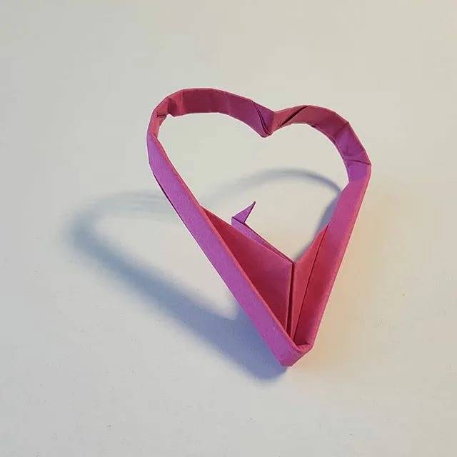 Открытая коробочка в технике оригами в виде сердца изготавливается в течение нескольких минут