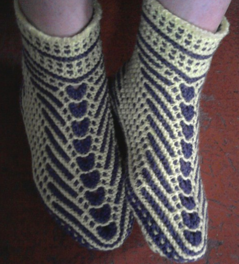 Двухцветные носки спицами