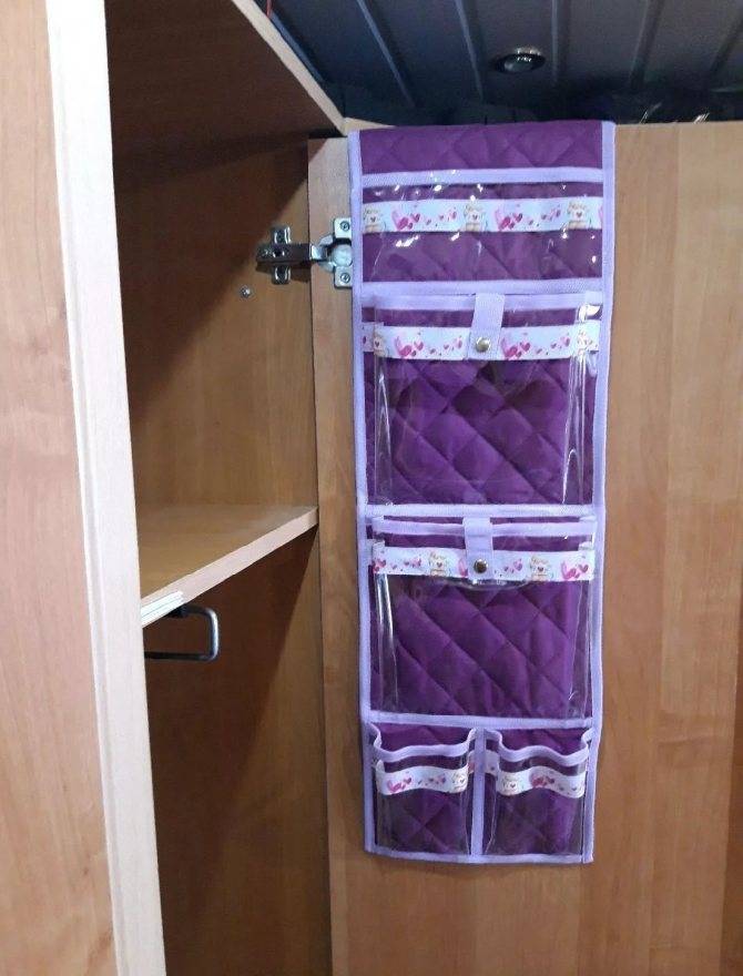 Как прикрепить на шкафчик в детском саду кармашки для одежды