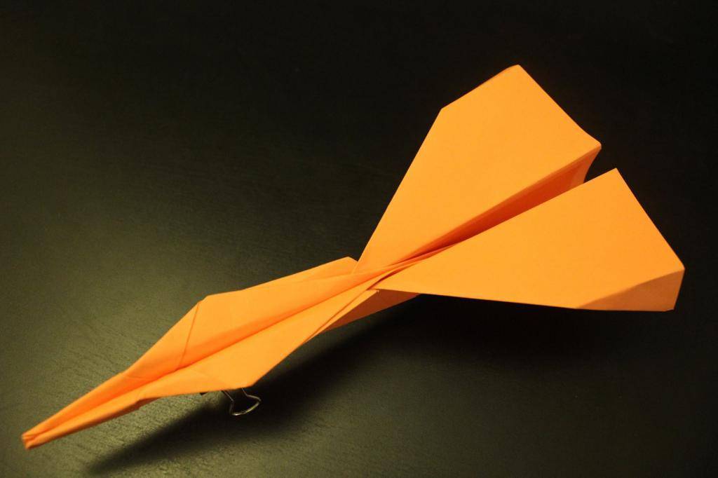 Как сделать самолет из бумаги, который летает 100 метров? самолетик, который далеко летает…