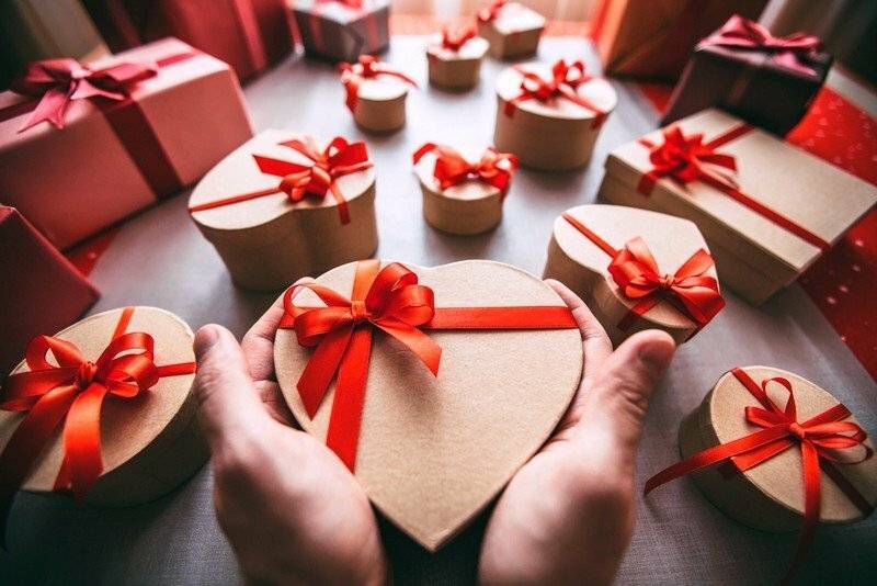 97 идей, что подарить любимой на 14 февраля + список подарков и советы