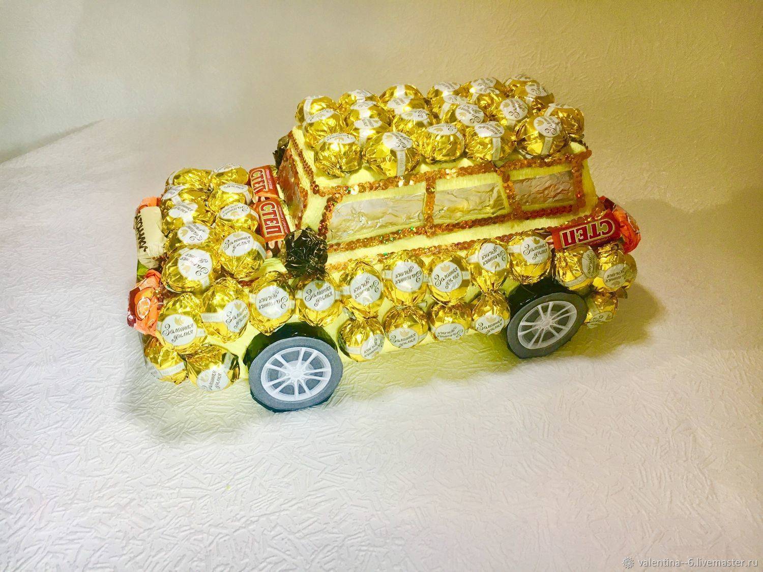 Машина из конфет: материалы и инструменты, мастер-классы по созданию авто для мужчин своими руками