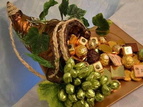 Как сделать подарочный рог изобилия с цветами и конфетами. мк