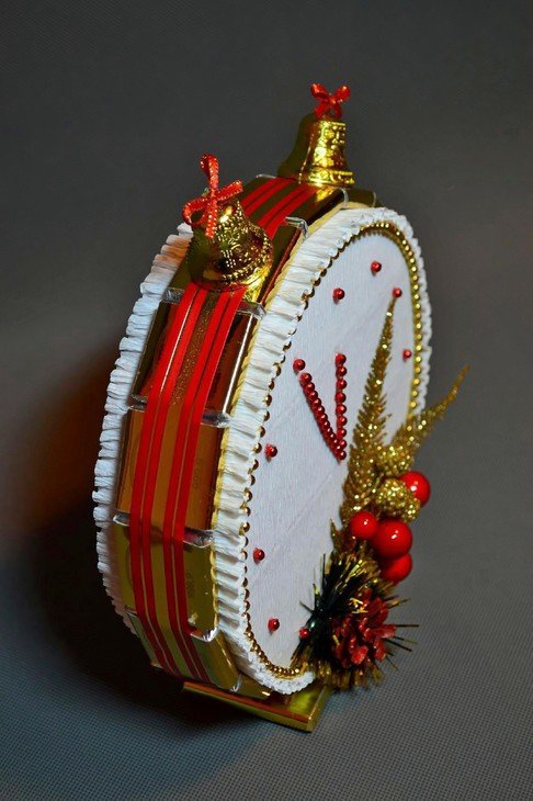 Часы из конфет своими руками – отличное украшение новогоднего интерьера