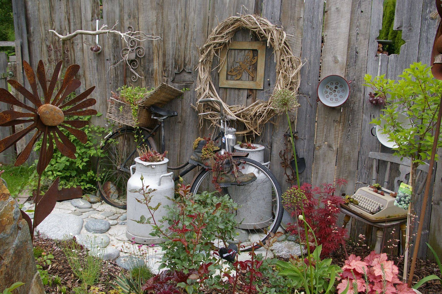 Поделки для огорода: 120 фото оригинальных идей украшения придомового участка, сада и огорода