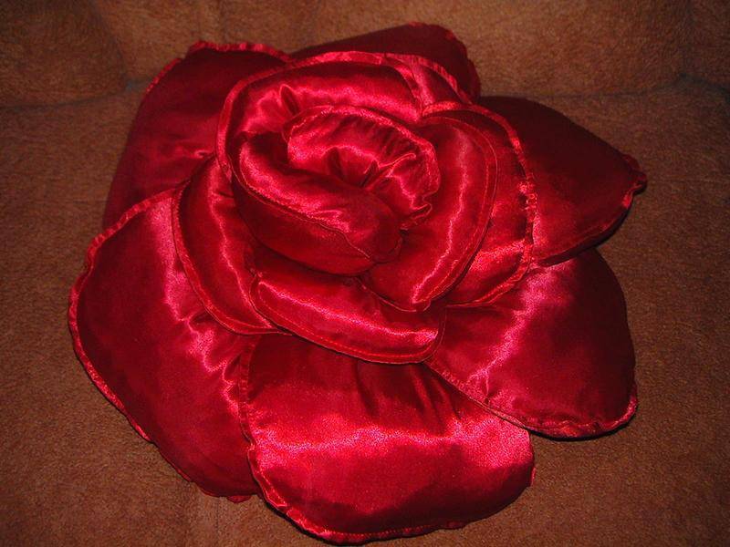 Объемные подушки розы. подушка-роза своими руками с выкройками и фото украсит любой интерьер