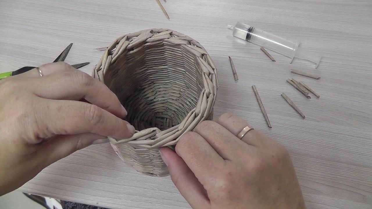 Плетение ваз из газетных трубочек - примеры изготовления стильных поделок (видео урок)
