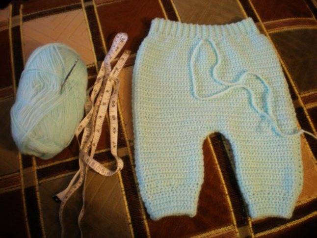 Вяжем простые теплые штанишки для малышей