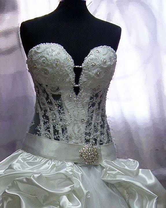 Как украсить свадебное платье своими руками?