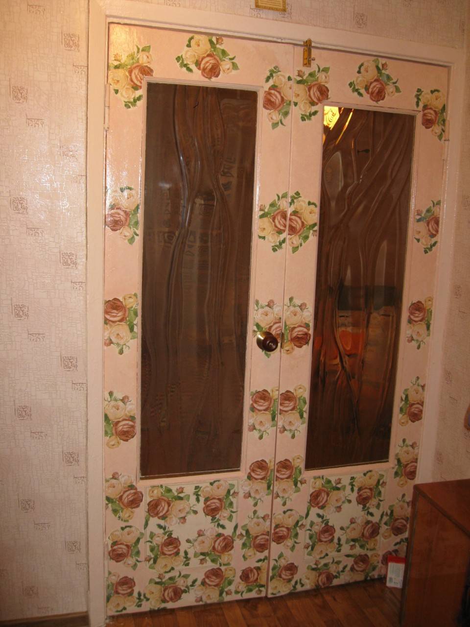 Декупаж дверей: фото своими руками, старая квартира, обои и салфетки, как сделать картинки для деревянной двери