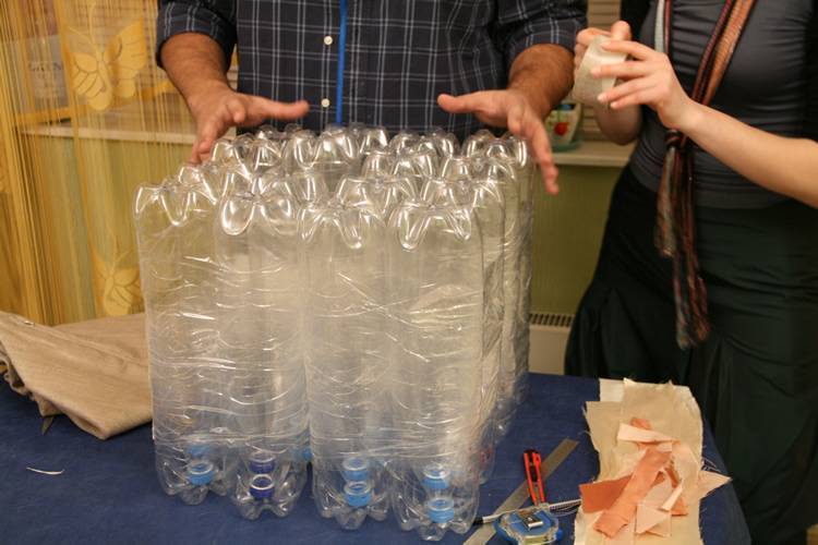 Как сделать пуфик из пластиковых бутылок, пуф из пластиковых бутылок своими руками пошагово