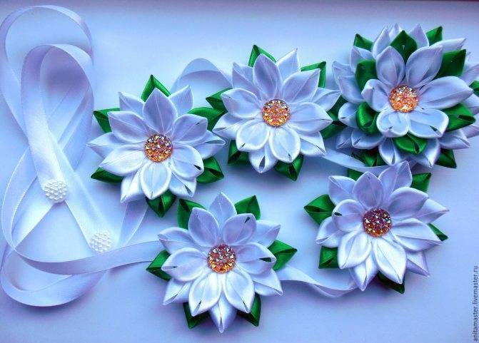 Цветы из атласных лент — пошаговое описание как сделать красивый цветок для начинающих