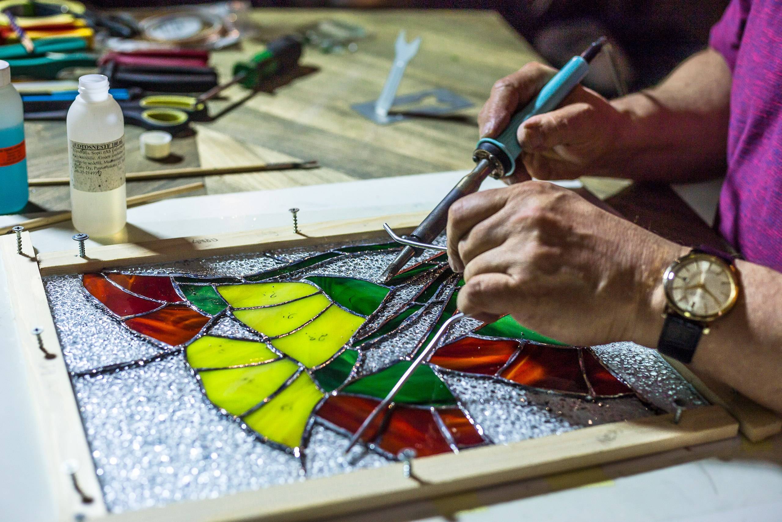 Витражи на стекле своими руками: изготовление рисунка из цветных стёкол, техники создания