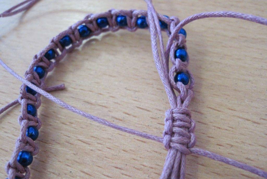 Плетение ниток браслет