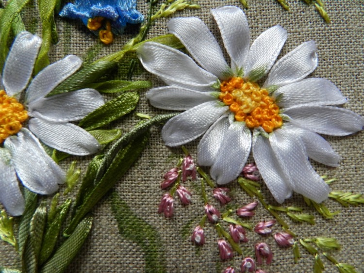 Клематис, роза, ромашка, фиалка и фуксия: мастер-класс по их вышивке лентами | крестик