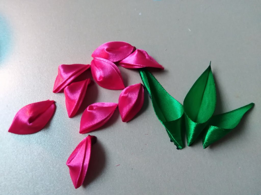 Этот мастер-класс научит как сделать тюльпаны из атласных лент своими руками.