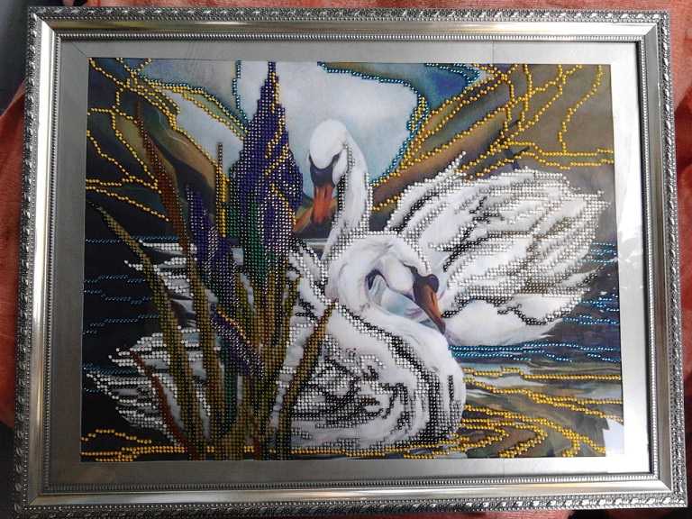 Вышиваем белых лебедей бисером