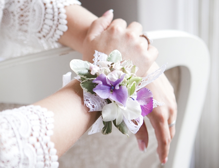 Бутоньерки для подружек невесты из цветов, атласных лент