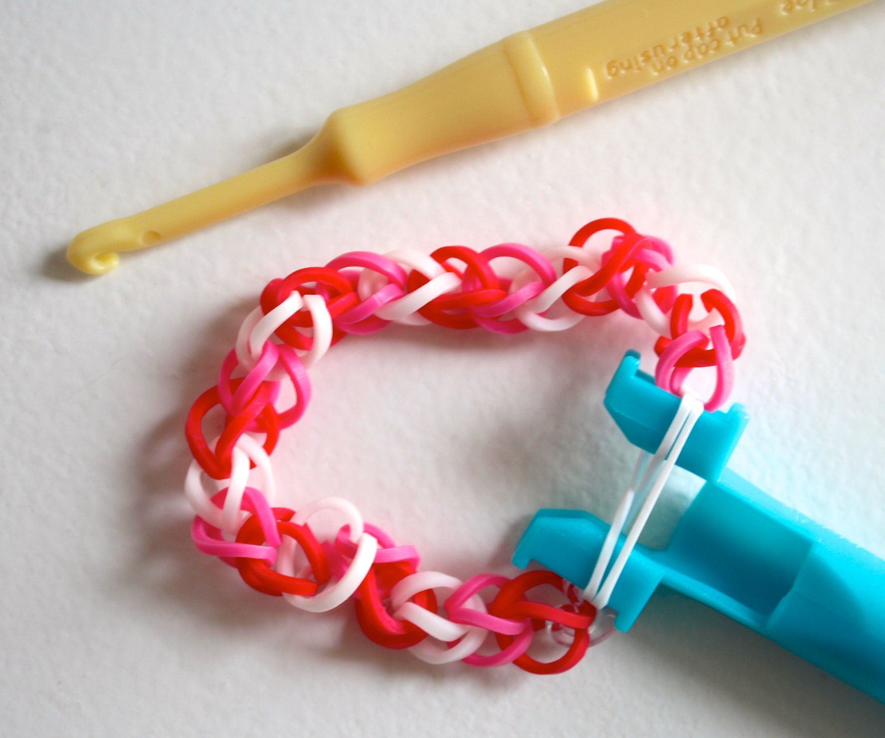 Плетение из резинок: инструкция по созданию браслетов, вязание на станке, вилках и крючке