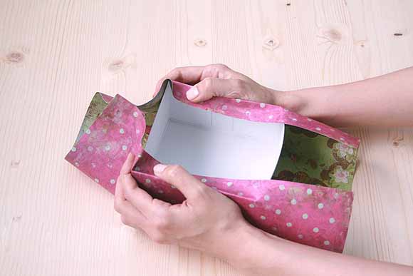 Как самому упаковать коробку в недорогую подарочную бумагу
