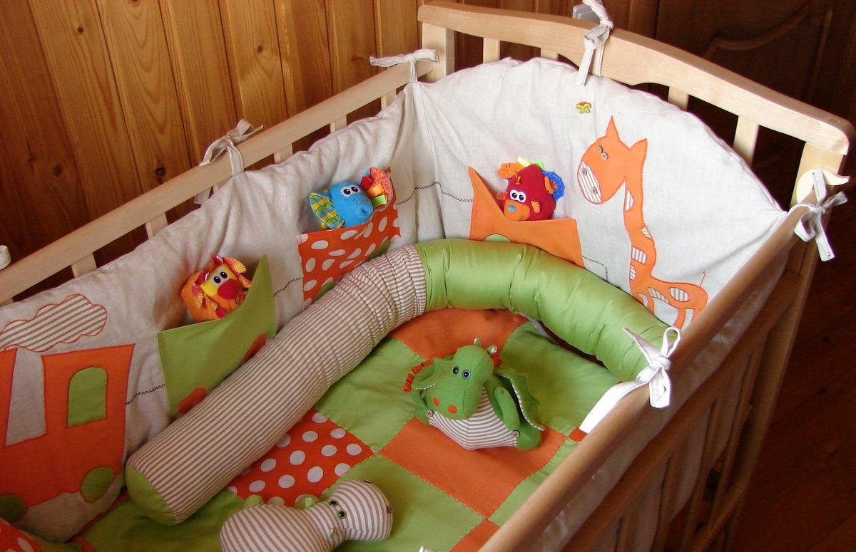 Бортики в кроватку малыша своими руками: идеи, выкройки, советы