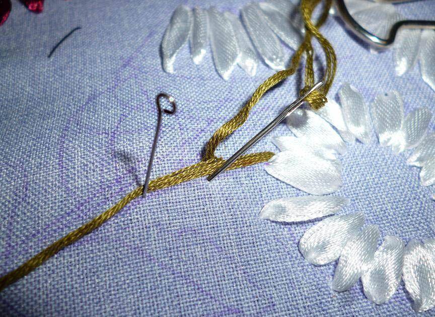 Как научиться вышивать лентами цветы для начинающих пошагово