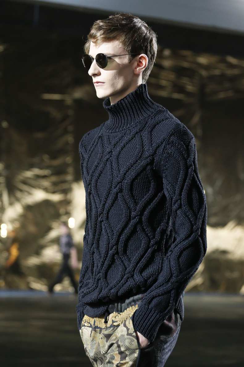 Модный мужской свитер спицами