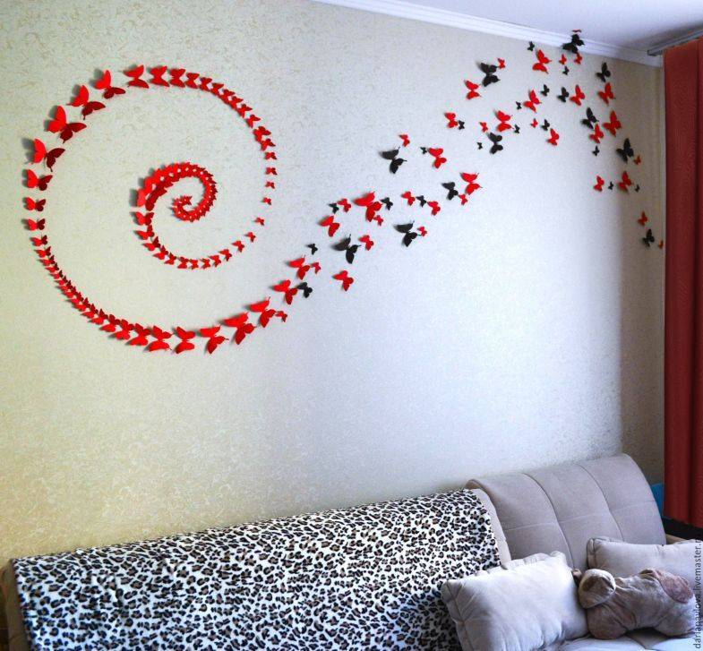 Как украсить стену в комнате с помощью вышивки и постеров