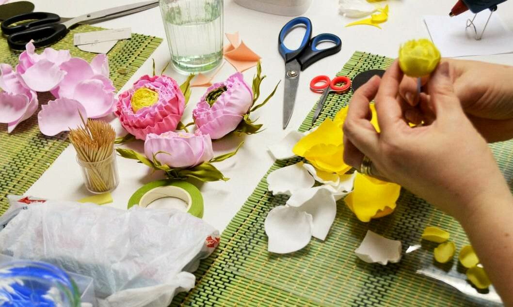 Цветы из фоамирана своими руками: изготовление весенних и полевых цветов, а также сложных изделий из фоамирана с пошаговым описанием и фото для начинающих