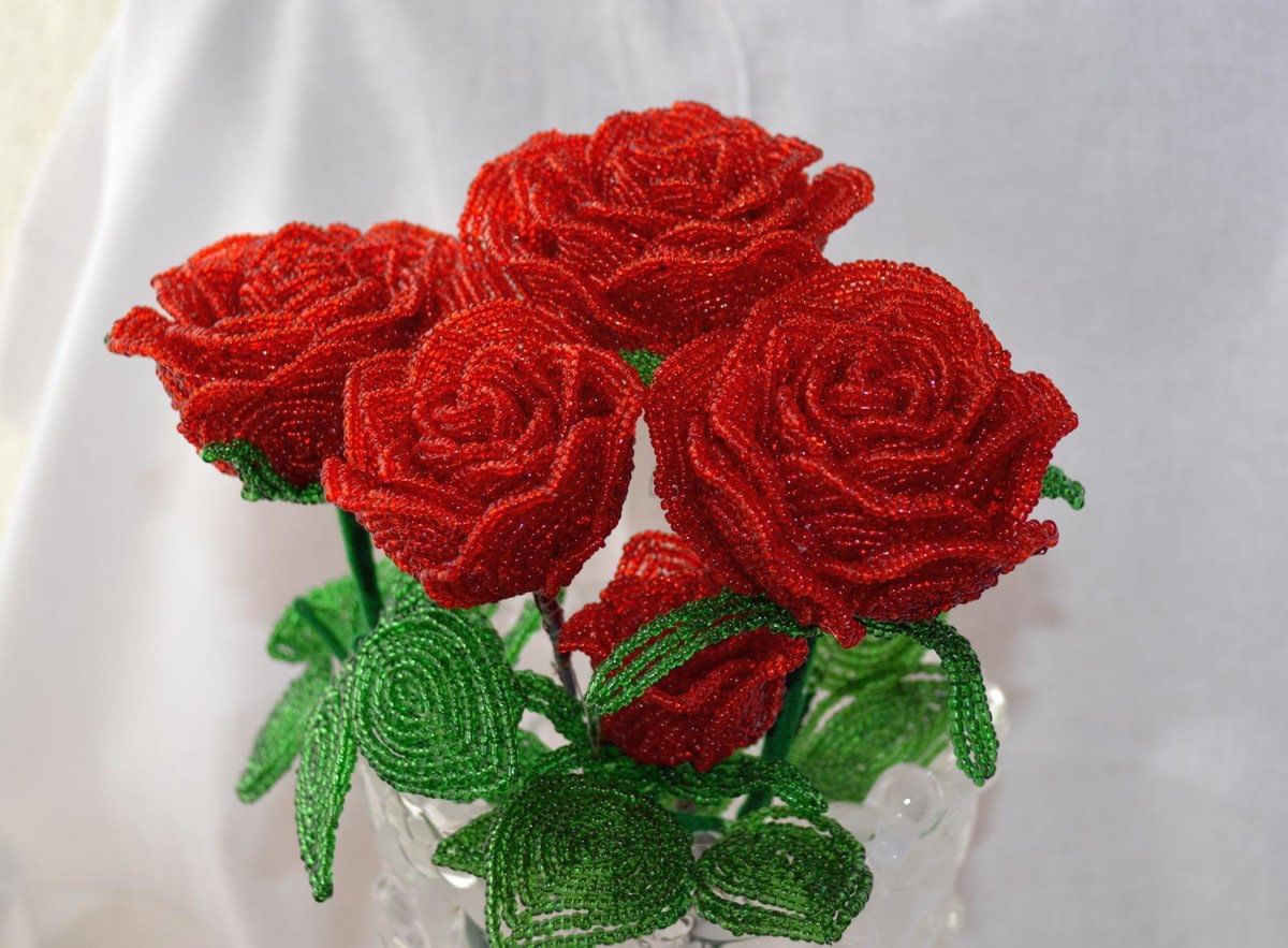 Роза из бисера: учимся плести красивый цветок своими руками, фото, описание схемы плетения + мастер-класс создания поделки