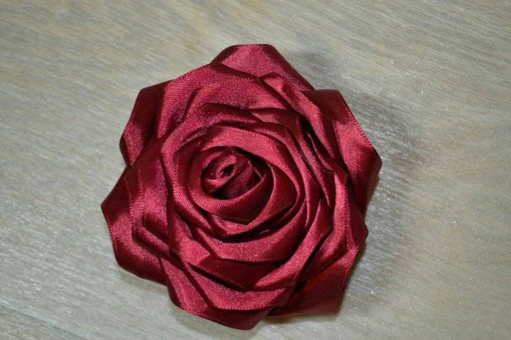 Заколка розочка из атласной ленты. роза «маркиза» из атласных лент: вышиваем картины, украшаем заколки, ободки и брошки. как сделать просто розу из ленты