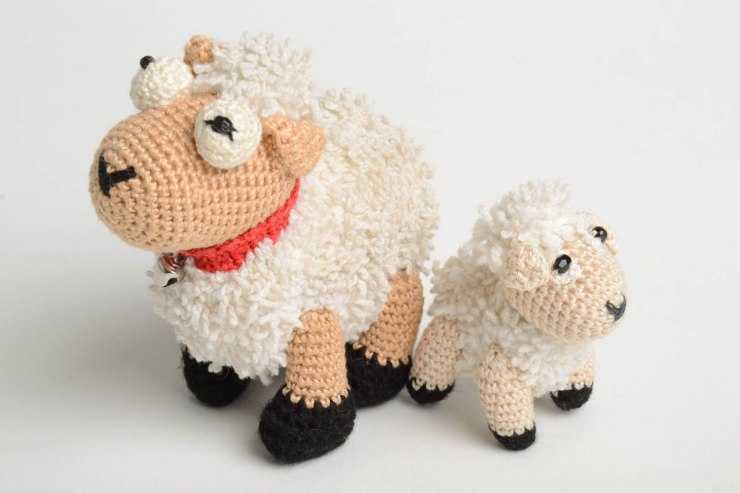 Вязаная спицами овечка – идеальный подарок!